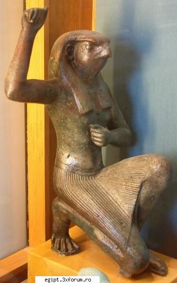 horus horus, fiul lui isis şi lui osiris, zeu protector egiptului, este cap epocile timpurii,
